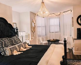 Private Garden Apt in Downtown Albany |Pets Allowed - Albany - Bedroom
