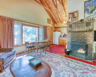 Dog-friendly & charming mountain chalet w/ fireplace - Franconia - Living room