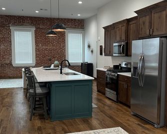 Cozy 2-bedroom apartment in Aubrey with WiFi, AC - Aubrey - Kitchen