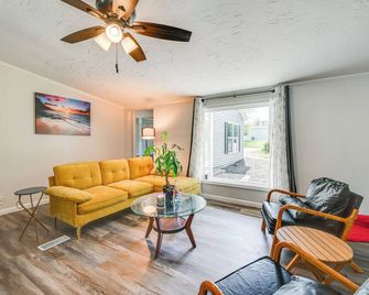 Near Hiking & Fishing: Dale Home w/ Deck! - Dale - Sala de estar