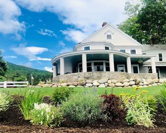 Lake George Waterfront Gem, Completely Renovated 4 Bedrooms 2.5 Baths - Diamond Point - Edificio
