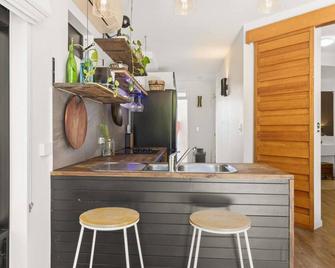 Casuarina Apartment, 200m from the Beach! - Casuarina - Küche