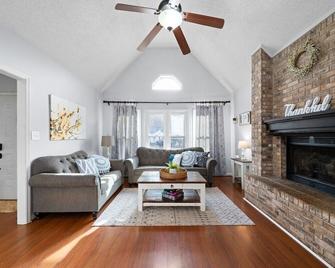 Hudson House 0.2 Miles to Red River w/ King Bed (1726 Broadripple Drive) - Oak Grove - Living room