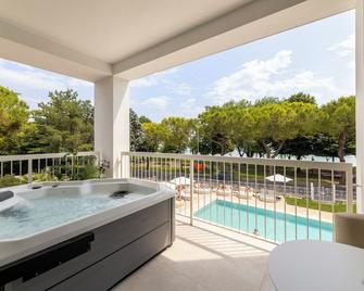 Hi Hotels Sirmione - Lakeview Pool - Sirmione - Piscina