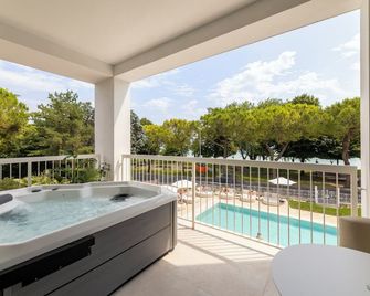 هي هوتلز سيرميون - ليك فيو بول - سيرميون - حوض السباحة