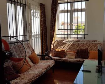 An appartment 25 minutes of walk to the sunny beaches and hotels and restaurants - Flic en Flac - Living room