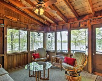 Lakefront Cumberland Cabin with Dock and Fire Pit! - Cumberland - Living room