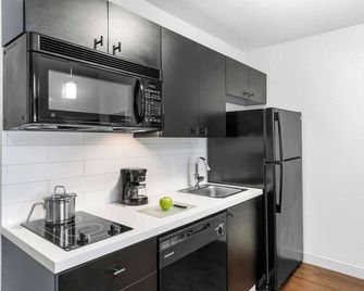 Comfort and Convenience! 2 Comfortable Units, Near Congress Avenue Bridge - Austin - Kitchen