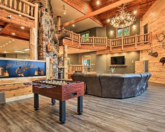 Waterfront Lake Mille Lacs Lodge with Deck and Grill! - Isle - Sala de estar