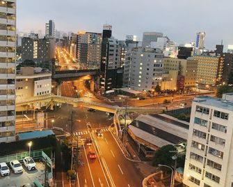 Toyoko Inn Shin-Osaka-eki Higashi-guchi - Osaka - Vista del exterior