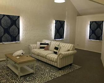 Gallipoli House- The Loft Apartment - Narrabri - Living room