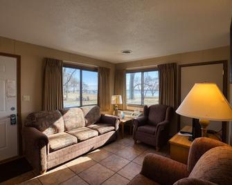 2 Bedroom Cabin- Lewis and Clark Resort - Yankton - Living room