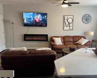 Fabulous 3-bedroom townhome with WiFi and AC in Braselton/ chateau elan area - Braselton - Huiskamer