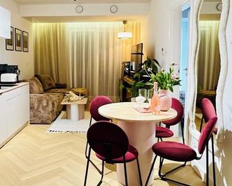 Charming Apartment in a green area- free parking - Krakow - Dining room