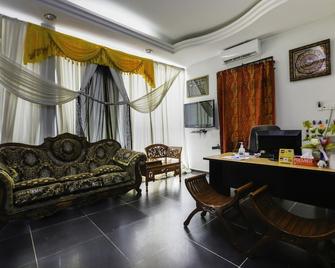 OYO 89933 Nun Hotel - Bukit Bunga - Living room