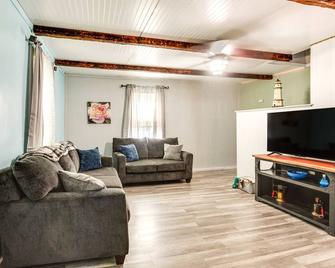 Pet-Friendly Michigan Getaway with Porch and Kayaks! - Ontonagon - Living room