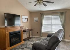 Fall in the Smokies! 3 BR 2.5 bath with Master Suite. Close to everything!! - Bristol - Living room