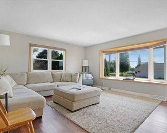 Luxury 5BR w/Pool & Hot Tub near Theme/Water Park - Waterloo - Living room