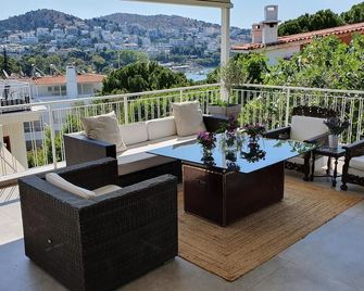 Great Terrace and perfect view in Vouliagmeni - Vouliagméni - Balcony