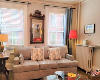 Special!!excellent, Sunny! Duplex!! Pvt! Condo! 1.5 Miles to Center - Boston - Living room