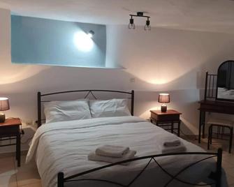 View Of Castle - Monemvasia - Schlafzimmer