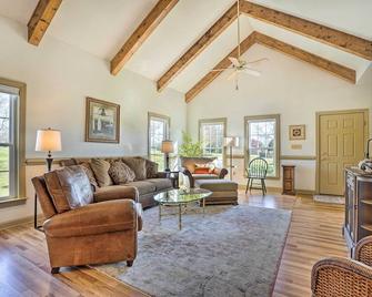 Chateau Ridge Peaceful Retreat with Fire Pit! - Westminster - Living room