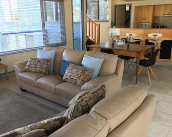 Bushland Lodge Eaglereach Resort Vacy Nsw Reception - Vacy - Sala de estar