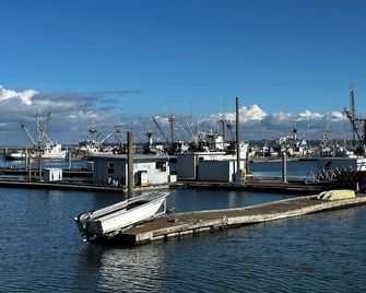 Dock Street Inn - Westport - Outdoors view