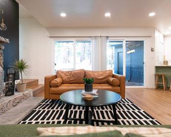 Spacious, Stylish Cabin by Dodge Ridge & SnowPark! - Strawberry (Tuolumne County) - Sala de estar