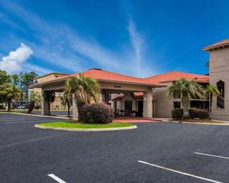 Super 8 by Wyndham Savannah - Savannah - Building