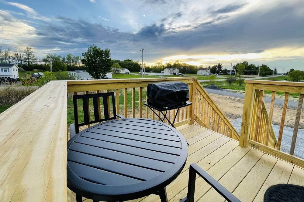 New Stylish, Cozy 2nd Story Studio. Pvt Deck & Entrance Close To Downtown & Lake - Saint Albans - Balcony
