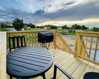 New Stylish, Cozy 2nd Story Studio. Pvt Deck & Entrance Close To Downtown & Lake - Saint Albans - Balcony