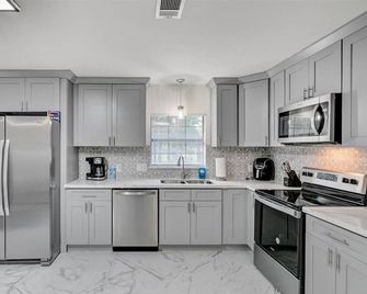 Stylishly Remodeled 2-Bedroom home in Orangefield - Orange - Keuken
