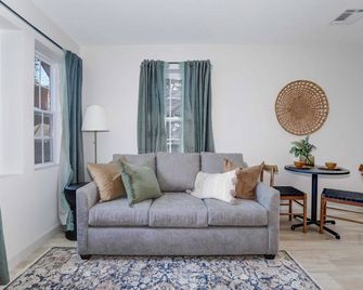 Lions Lair - 1 Br 1 Ba Home Coffee Smrt Tv Wifi - Wichita - Living room