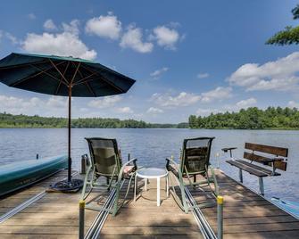 Maine Cottage with Dock and Kayaks, Near Augusta! - Augusta - Patio