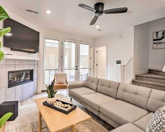 Modern-Chic Provo Townhome 1 Mi To Byu Campus - プロボ - リビングルーム