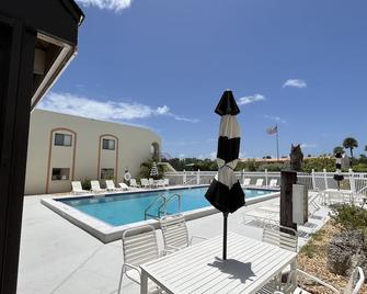 NEW condo! Just 15 min to Ft Myers and Sanibel beach! Great Location!! - Fort Myers - Zwembad