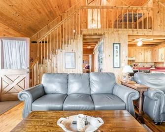 Altitude Adjustment - Cabin with Panoramic Views - Columbus - Living room