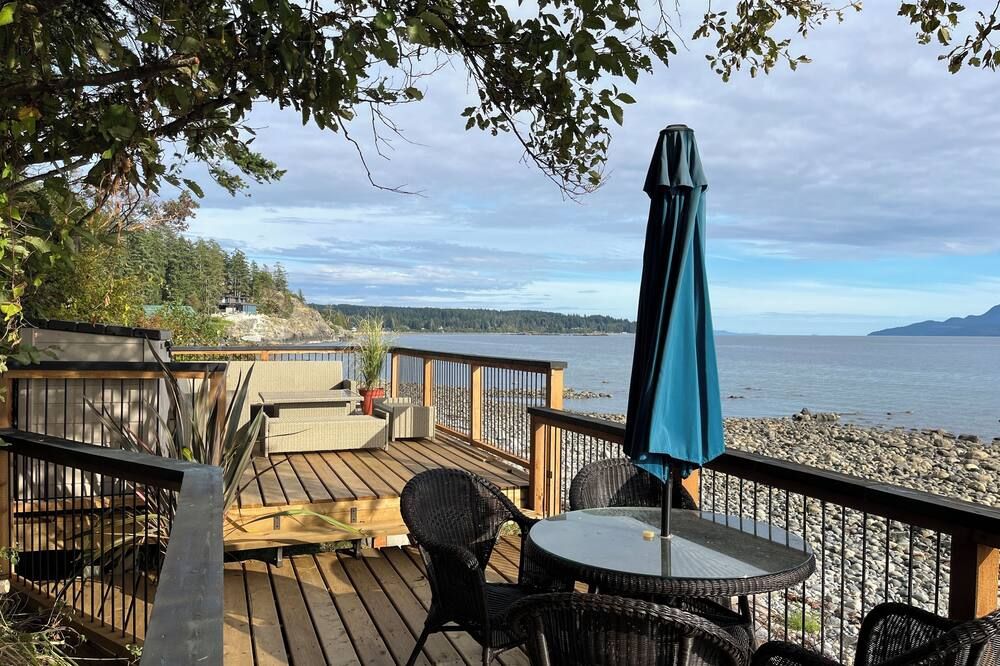 Malaspina Strait Tiny Home - פוול ריבר - מרפסת