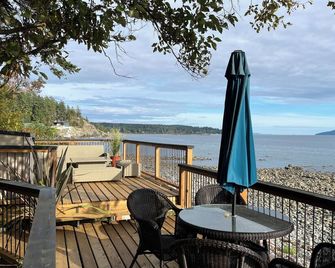 Malaspina Strait Tiny Home - פוול ריבר - מרפסת