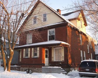 Great Gorge Guesthouse - Walk to the Falls, the Casino and all Downtown Restaurants - Across from the Aquarium - Cataratas del Niágara - Edificio