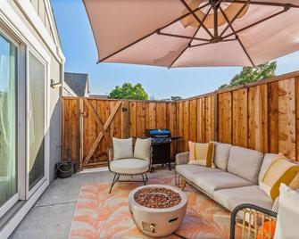 Immaculate 2 Bedroom Executive Rental with Private Patio and Garage - Walnut Creek - Balcony