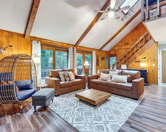 Swim, Hike and Explore Pocono Retreat at Pine Loch - Mt Pocono - Sala de estar