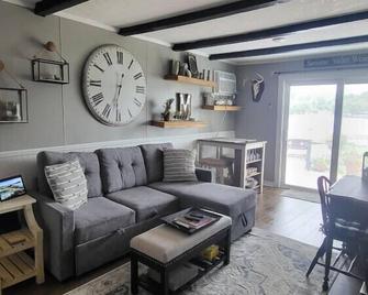 Lux Lakefront/Decks/Firepit/Bbq/2 Kayaks - Rockford - Sala de estar