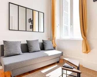 The Valmy Retreat Peaceful & Private Terrace - Lyon - Olohuone
