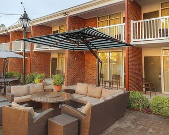 Welcoming Athenian Charm with Three Family-Ready Spacious Rooms - Athens - Innenhof