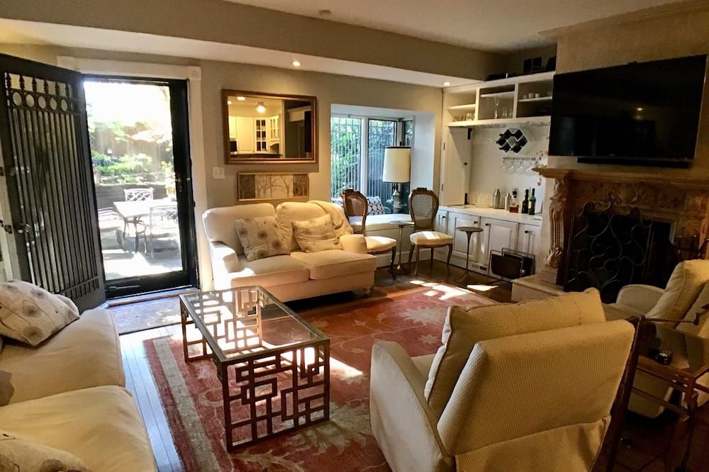 Luxury Beacon Hill 1050 Sf Condo With Private Patio/Garden And Private Entrance - Boston - Living room