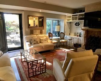 Luxury Beacon Hill 1050 Sf Condo With Private Patio/Garden And Private Entrance - Boston - Living room