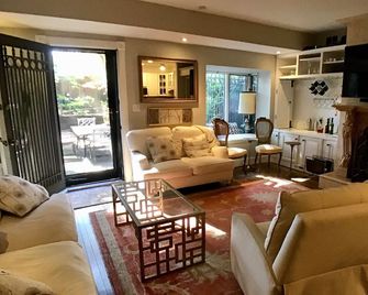 Luxury Beacon Hill 1050 Sf Condo With Private Patio/Garden And Private Entrance - Boston - Living room