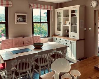 Charming and Comfortable Cottage, Glenbeigh, Ring of Kerry, Free WiFi - Glenbeigh - Їдальня